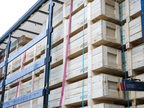 Ein Lagerregal gefüllt mit Holzkisten