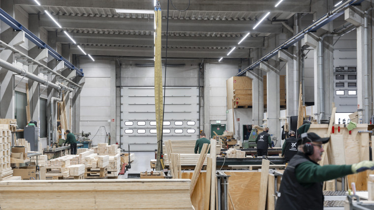 Eine Fabrik mit Arbeitern, die an Holzverpackungen arbeiten, um Produkte sicher zu verpacken.